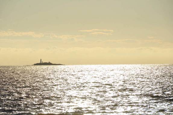 Ilha com farol no gigantesco Rio da Prata, em frente à Colonia del Sacramento, no sul do Uruguai